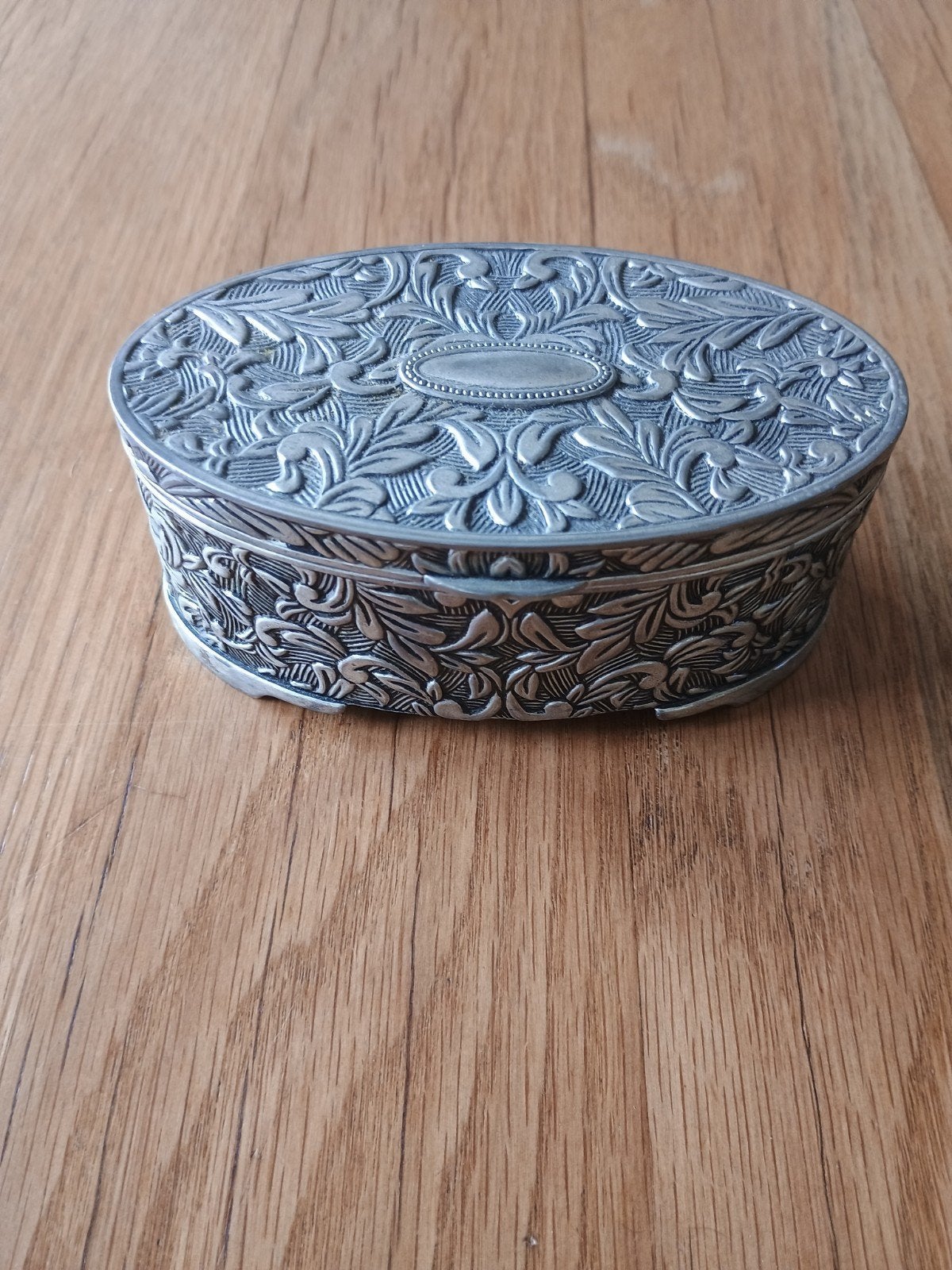Ovaal sieradendoosje met reliëf en blauw fluweel, Ophalen
