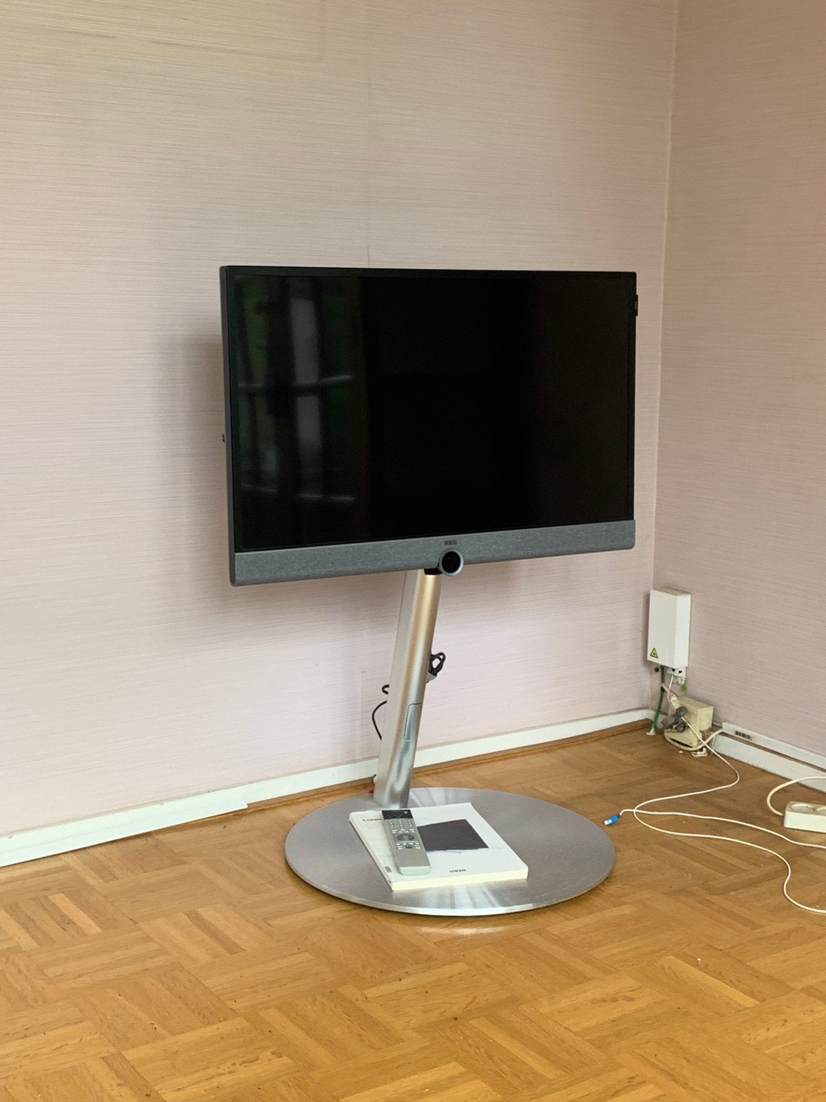 Loewe televisie op een kenmerkende zilveren vloerstandaard., Ophalen of Verzenden, Zo goed als nieuw