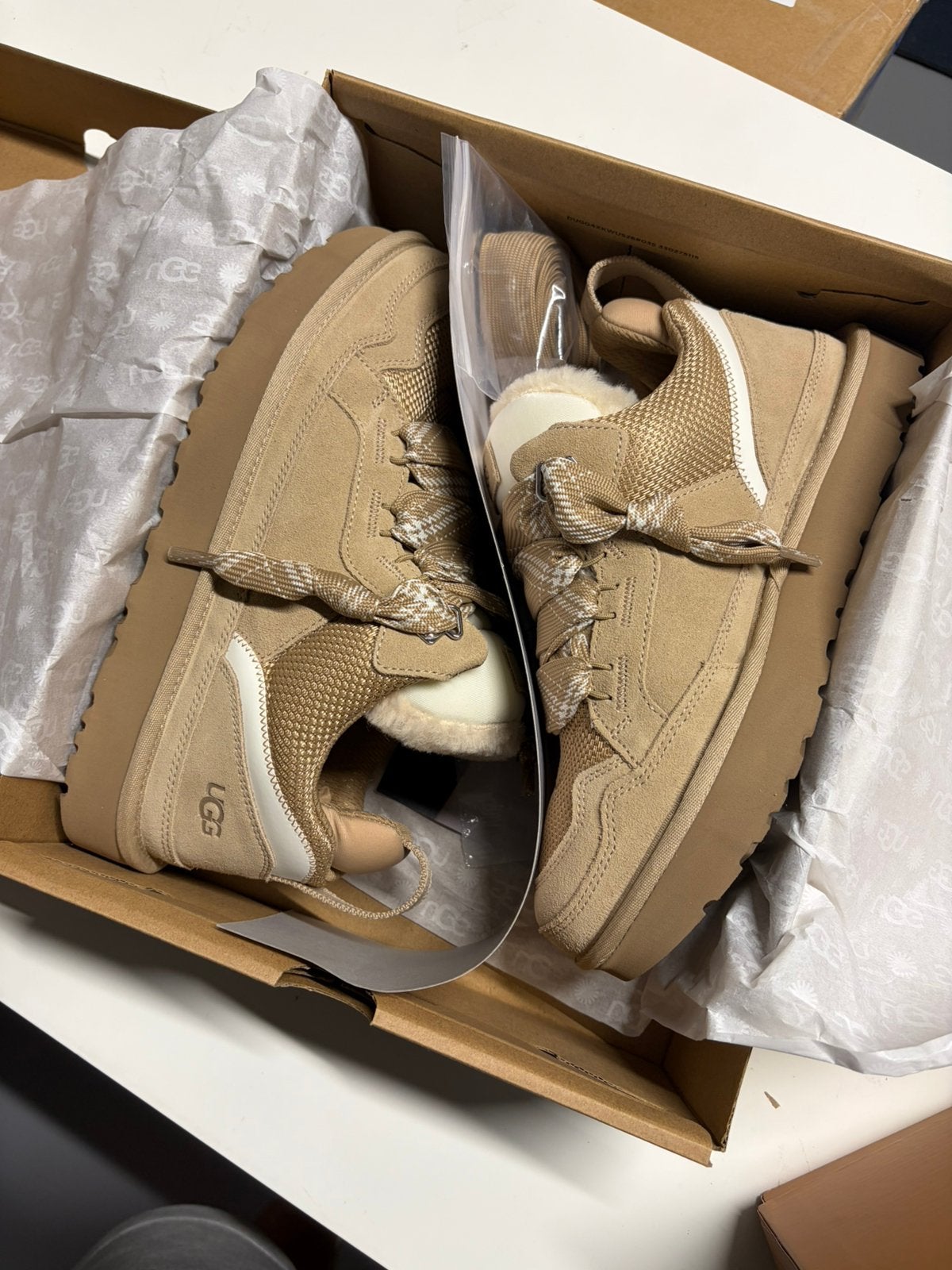 Ugg lowmel sand 38 + 42, Ophalen of Verzenden, Zo goed als nieuw, Overige kleuren, Boots
