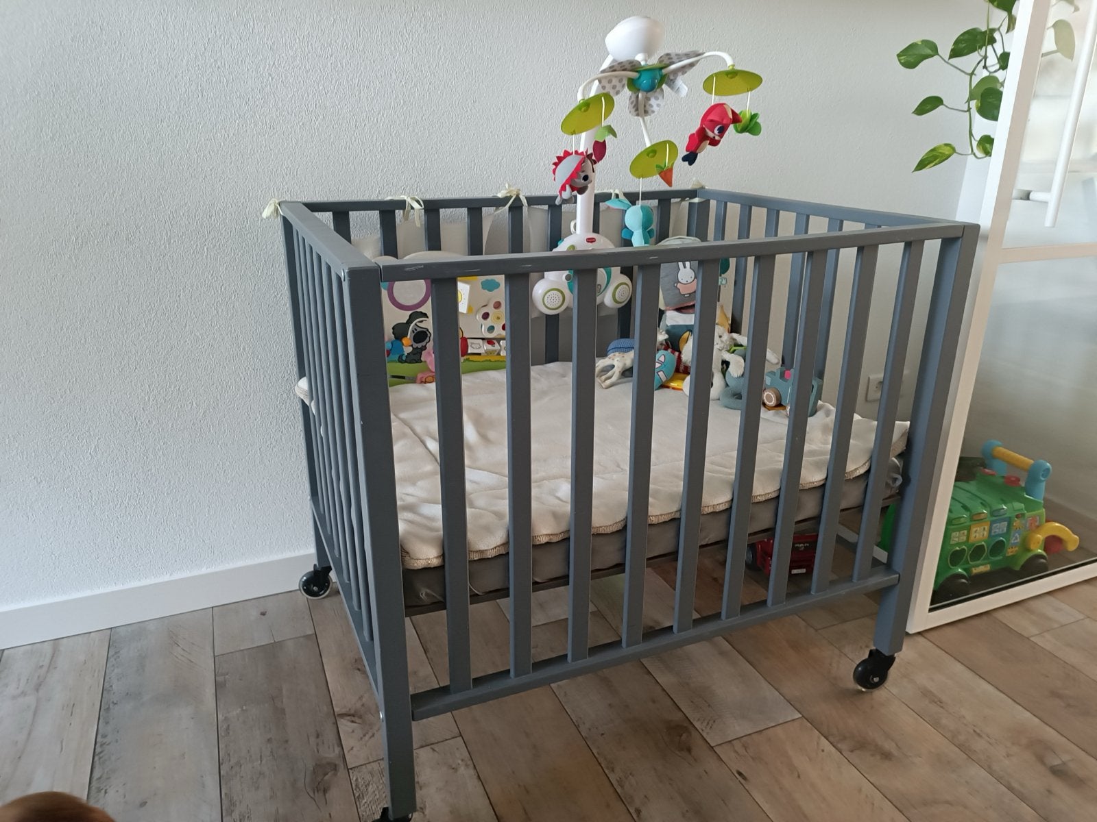 Grijze box op wielen + matras + boxkleed, Ophalen, Gebruikt, Ledikant