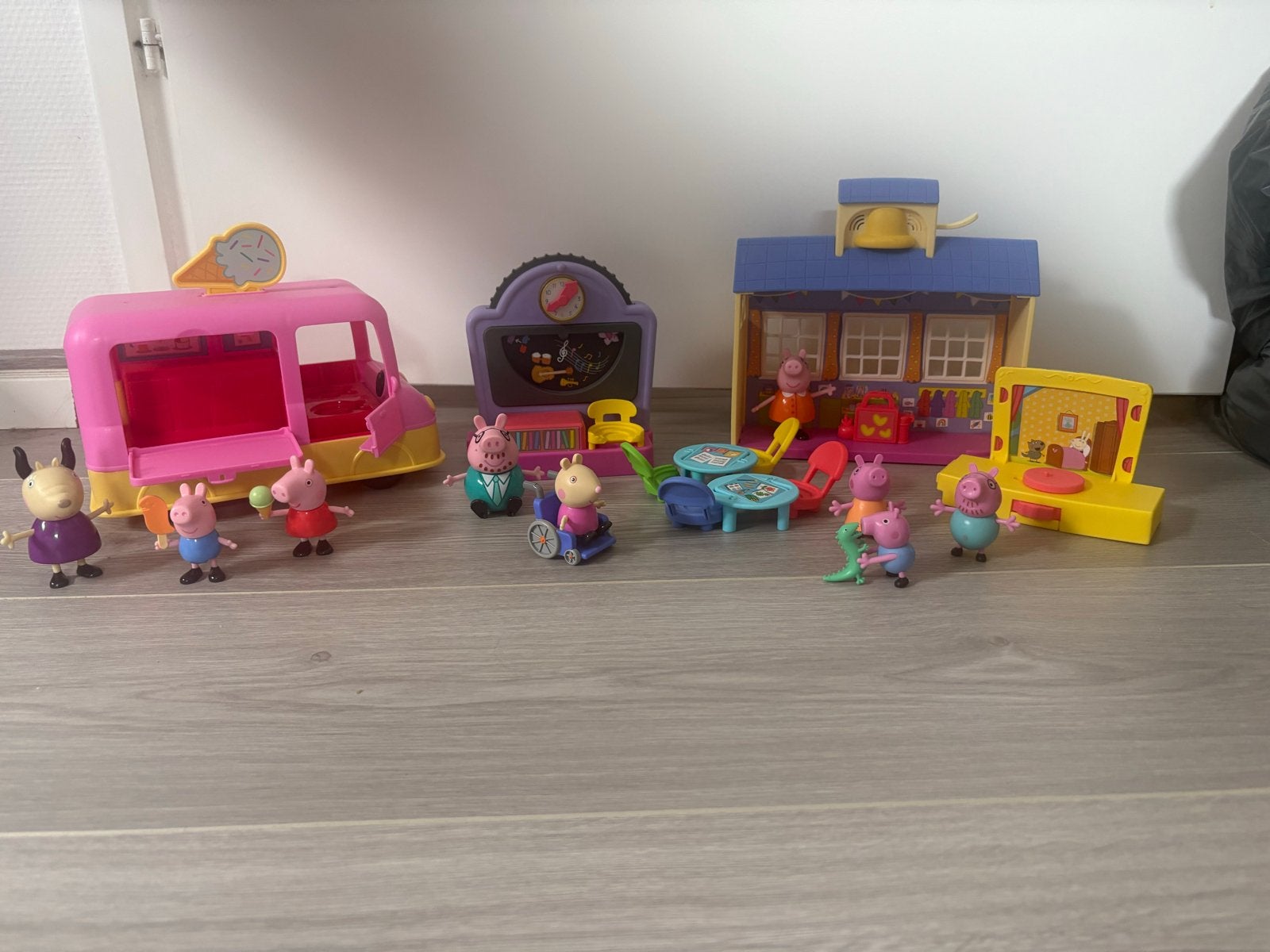 Peppa Pig Speelset met IJscowagen, School en Figuren, Ophalen of Verzenden, Gebruikt, Jongen of Meisje