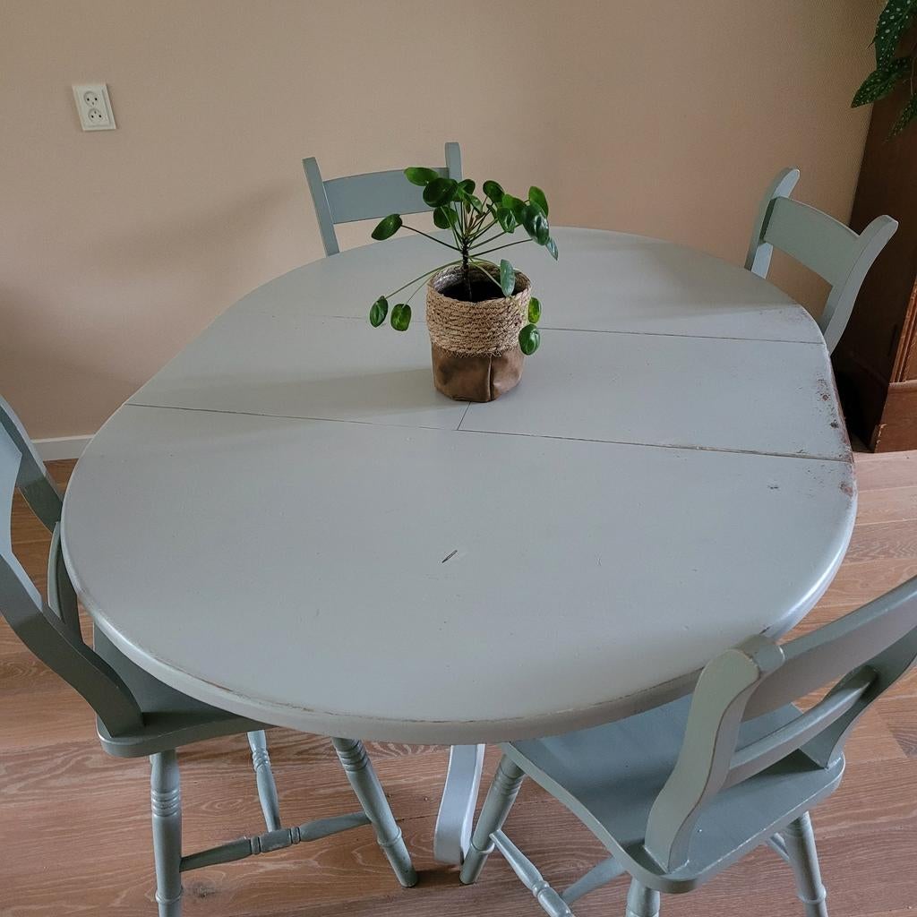 Brocante uitklapbare tafel met 4 stoelen., Huis en Inrichting, Tafels | Eettafels, Ophalen, Gebruikt, Rond, Vier personen