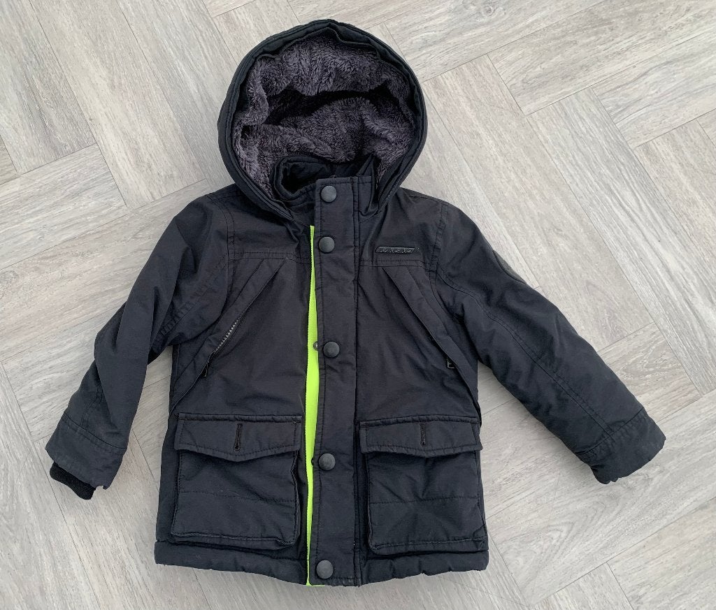 Zwarte VINGINO Jas maat 104, ZGAN!, Kinderen en Baby's, Kinderkleding | Maat 104, Verzenden, Zo goed als nieuw, Vingino, Jongen