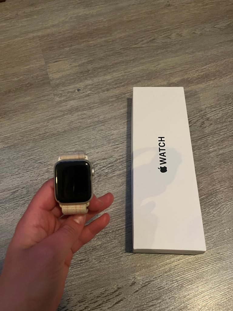Apple Watch SE 2024 met Nike bandje - Zo goed als nieuw, Sieraden, Tassen en Uiterlijk, Smartwatches, Afstand, IOS, Ophalen of Verzenden