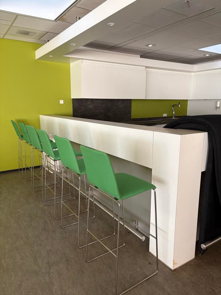 Vepa Barstoelen - Groen met metalen onderstel, Ophalen, Gebruikt, Met voetsteun, 90 cm of meer