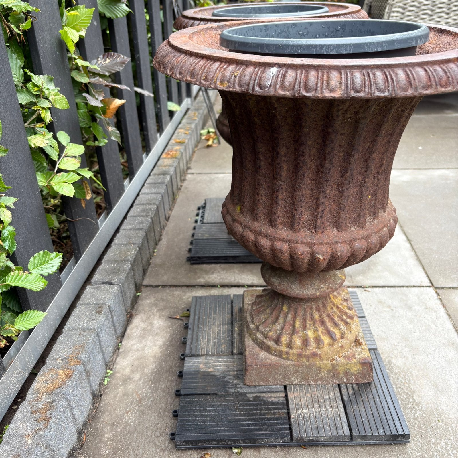 Twee gietijzeren vazen, Tuin en Terras, Tuinvazen, Ophalen of Verzenden, Gebruikt