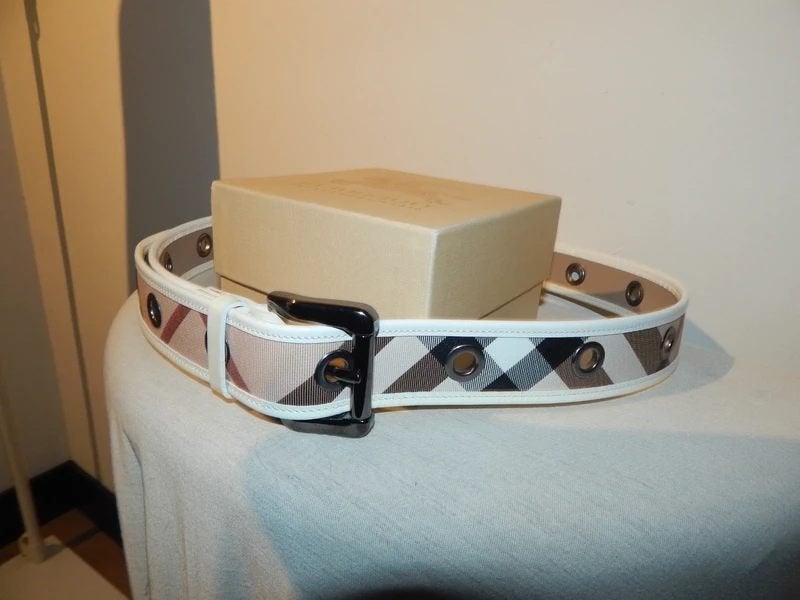 Burberry riem ruit met wit lak leer hardware ogen In doos, Kleding | Dames, Verzenden, Heupriem, Zo goed als nieuw, Burberry