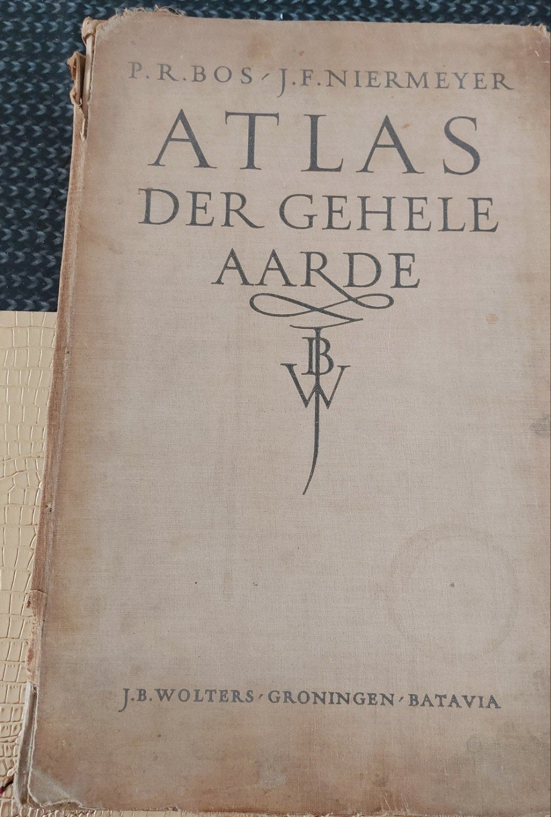 Bos-Niermeyer Schoolatlas der Gehele Aarde 1947, Gelezen, Bosatlas, P.R. Bos / J.F. Niermeyer, Ophalen of Verzenden