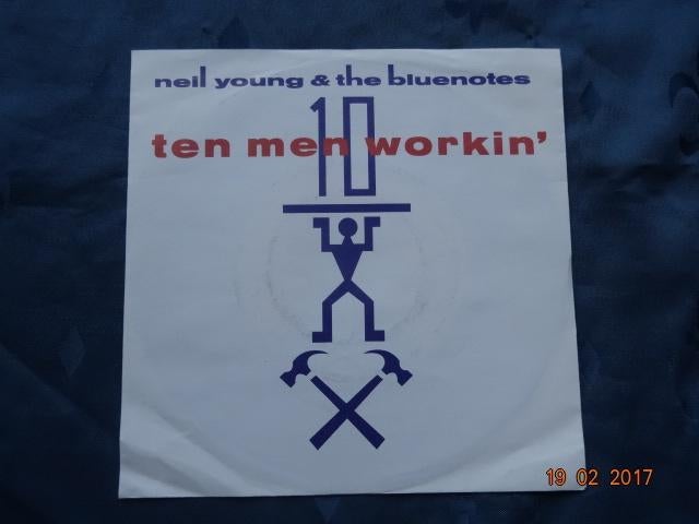 Neil Young - Ten men workin  (7"), Cd's en Dvd's, Vinyl Singles, Fotohoes, 7 inch, Ophalen of Verzenden, Zo goed als nieuw