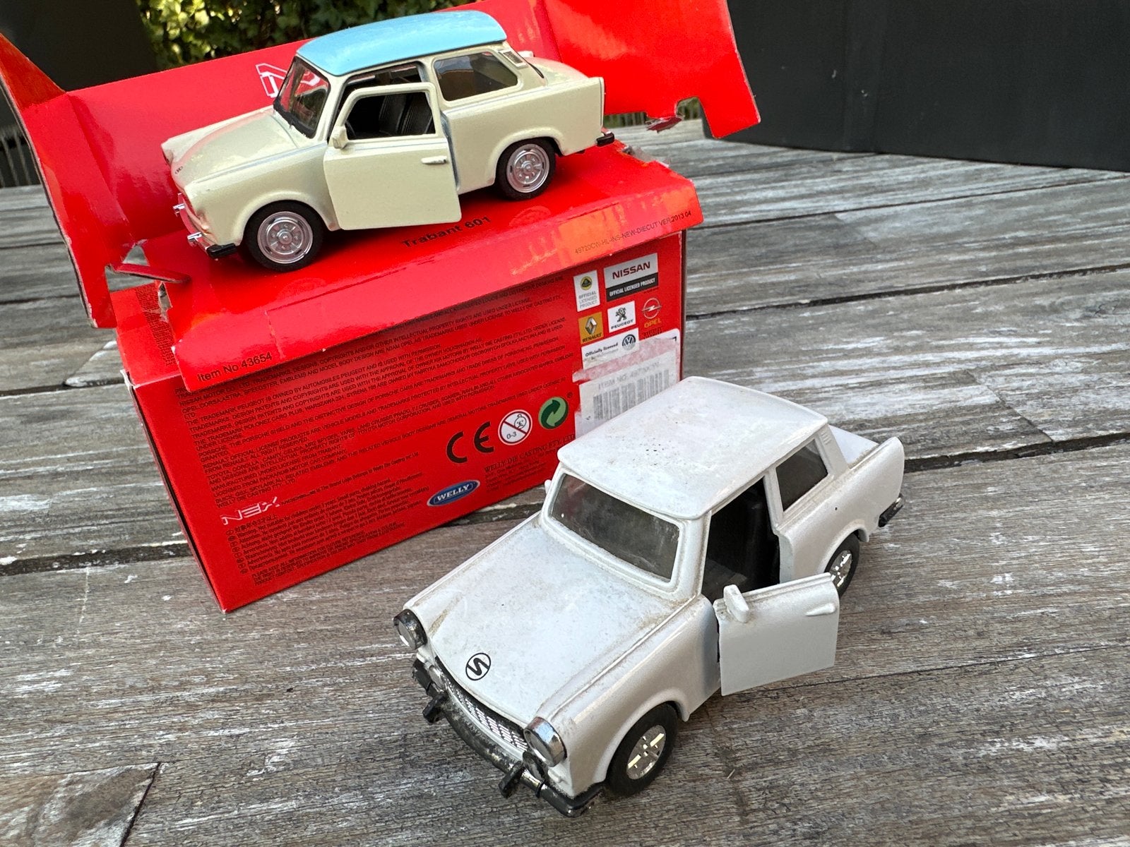 Welly Trabant 601 schaalmodel - 2 stuks, Overige merken, Auto, 1:32 tot 1:50, Ophalen of Verzenden
