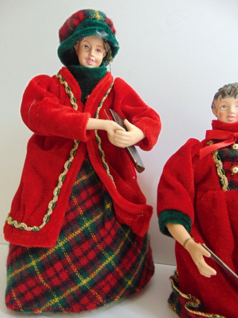 Foto 5 van Zingende Kerst victoriaanse groepje van 3 Dickens figuurtjes