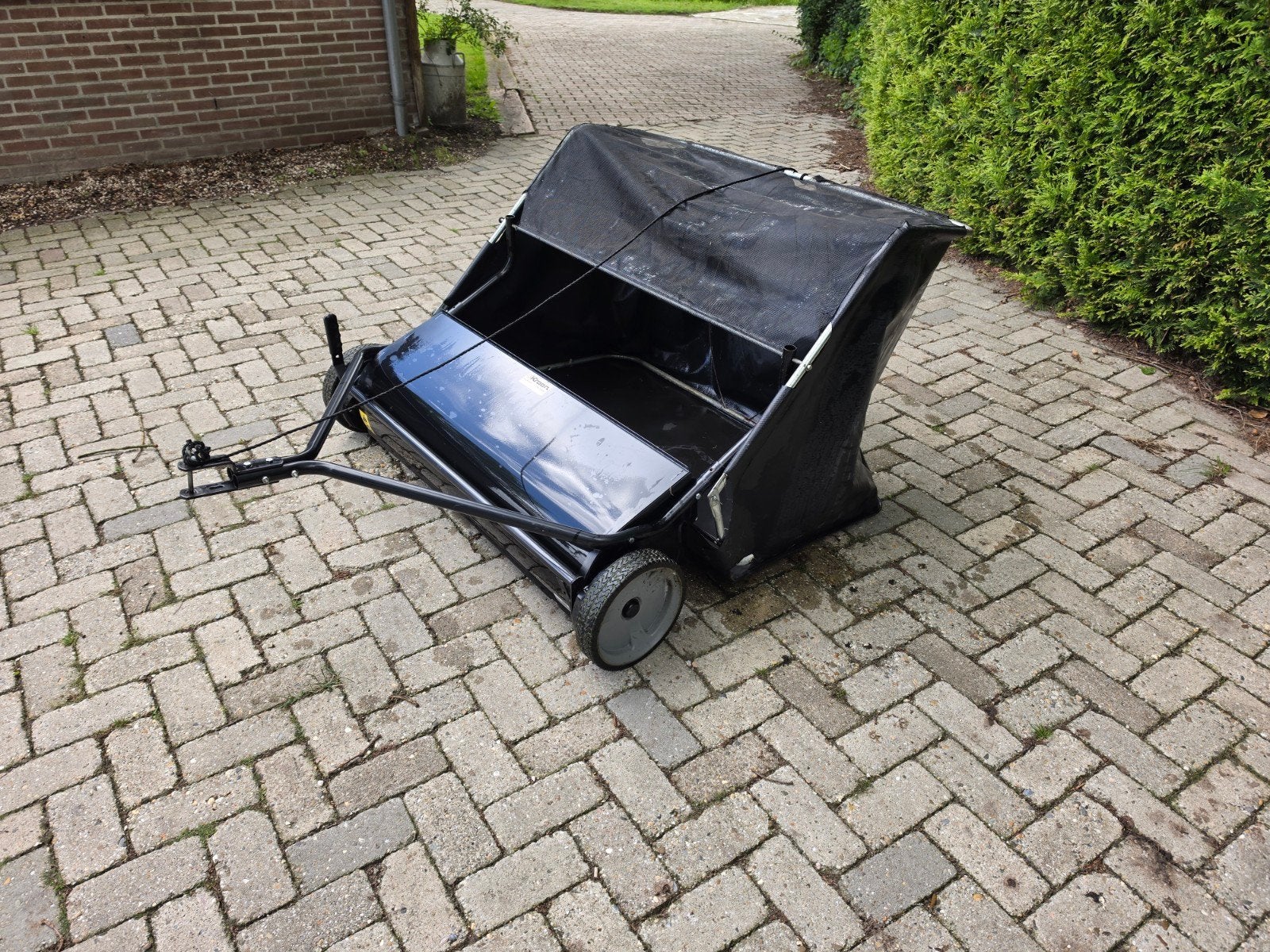 Husqvarna veeger/sweeper met opvangbak 107cm, Ophalen, Zo goed als nieuw, Husqvarna