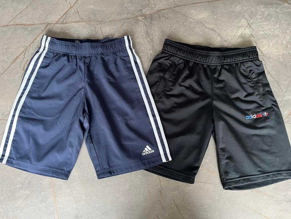2 Adidas korte broeken maat 140, Ophalen of Verzenden, Zo goed als nieuw, Jongen of Meisje, Broek