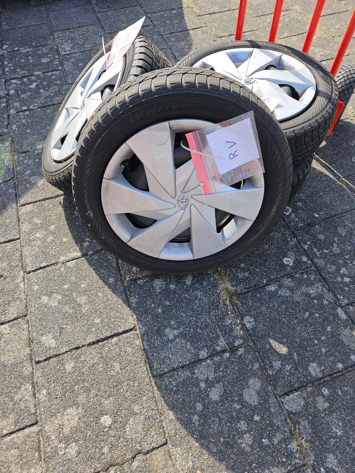 Foto 5 van Winterbanden met velg en wieldoppen Toyota Aygo