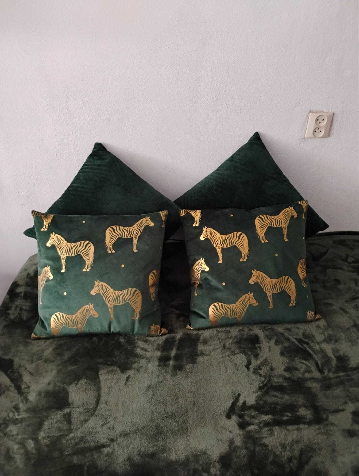 4 Donkergroene kussens twee met goudkleurige zebra's, Vierkant, Ophalen of Verzenden, Zo goed als nieuw, Sierkussen