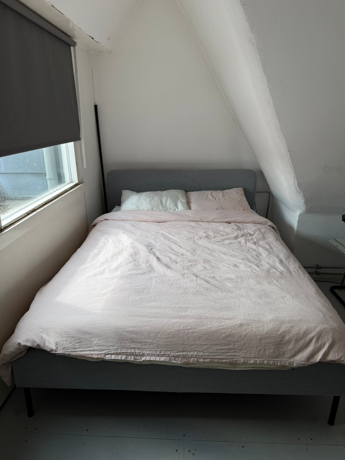 IKEA SLATTUM bed inclusief matras en kussens, Ophalen, Gebruikt, Tweepersoons, 140 cm