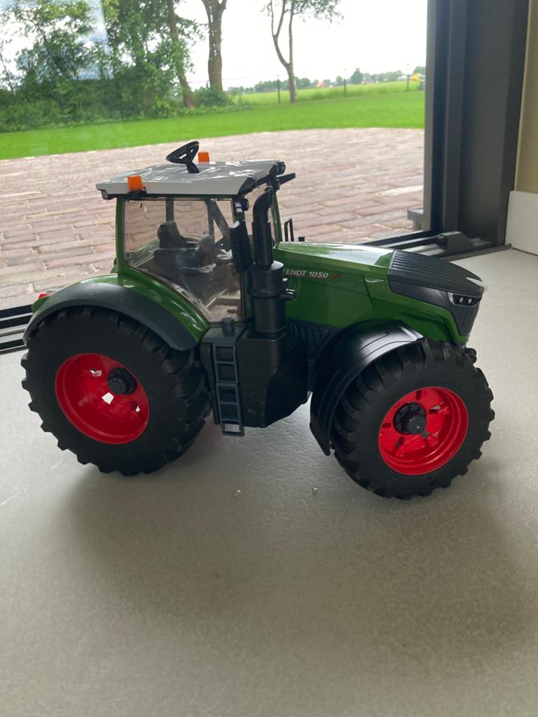 Fendt 1050 tractor met poppetje en bandenverwisselaar, Kinderen en Baby's, Speelgoed | Speelgoedvoertuigen, Ophalen of Verzenden