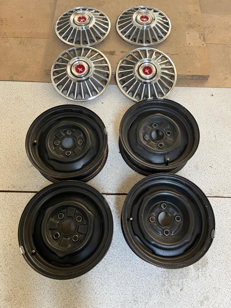 Wielen met wieldoppen Ford Mustang, 14 inch, staal, Auto-onderdelen, Banden en Velgen, Ophalen, Gebruikt, 15 inch, Velg(en)
