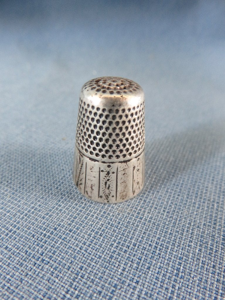 Antieke vingerhoed met versieringen in zilver, Antiek en Kunst, Antiek | Goud en Zilver, Ophalen of Verzenden, Zilver