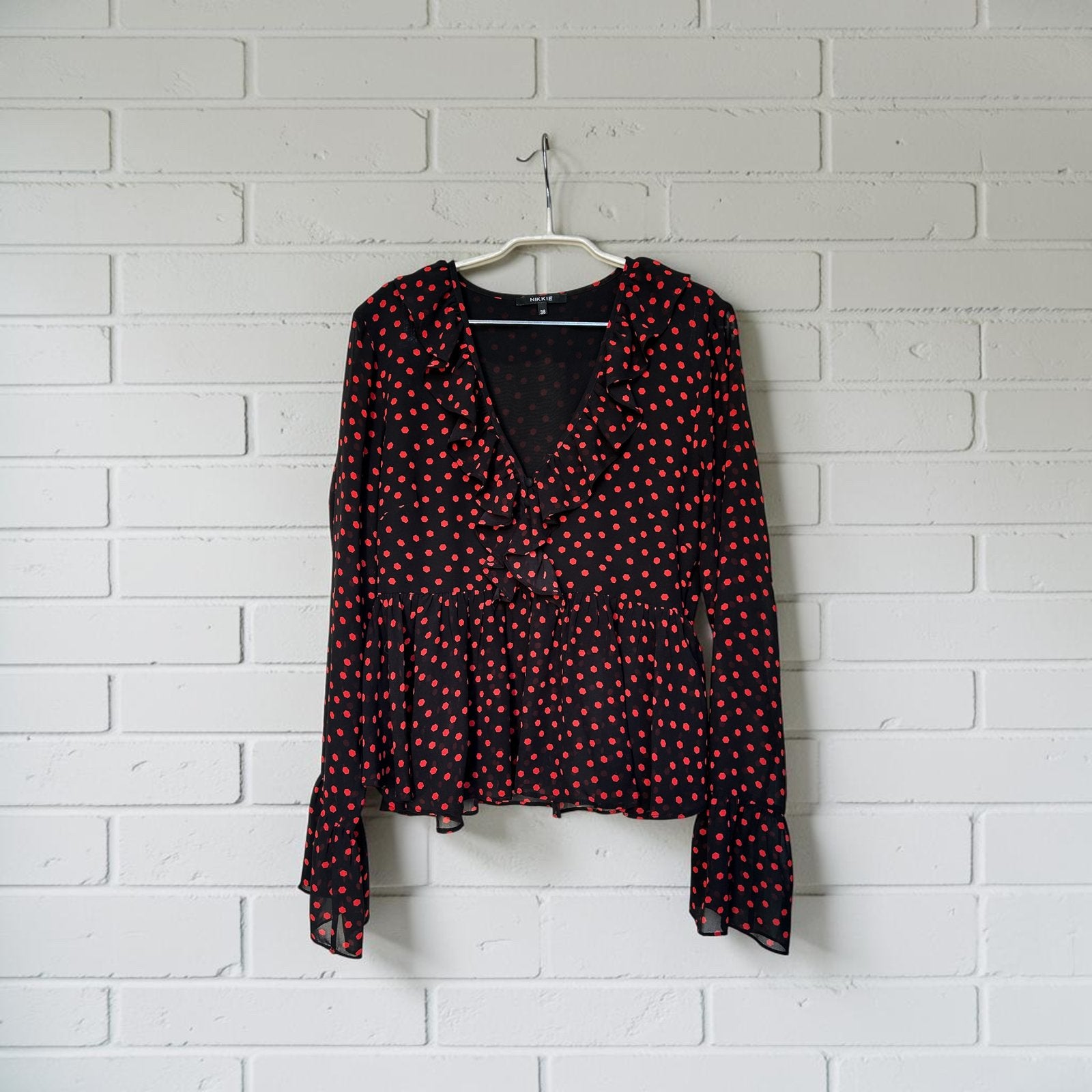 Nikkie Blouse Maat 38 Zwart Rood Polkadots Ruches, Maat 38/40 (M), N, N, Verzenden