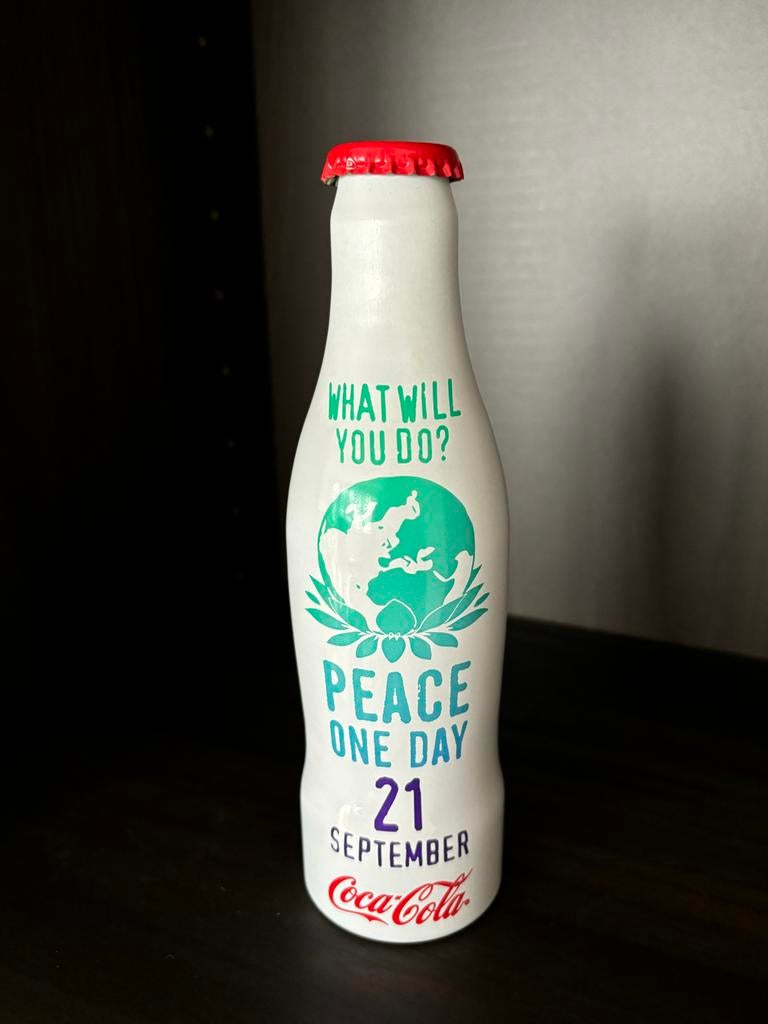 Coca Cola aluminium flesje World Peace Day (leeg), Ophalen of Verzenden, Zo goed als nieuw, Verpakking