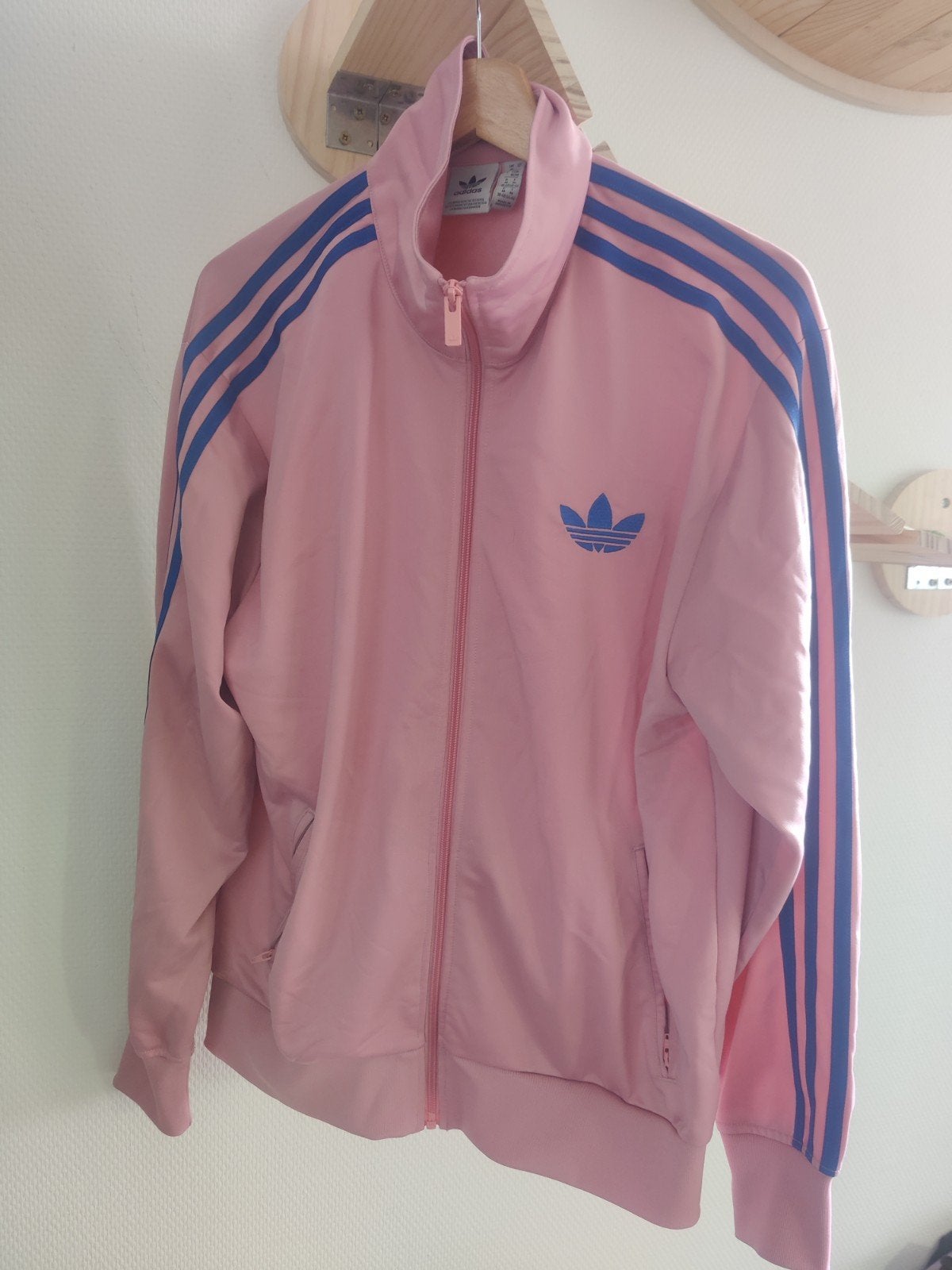 Adidas roze trainingsjack met blauwe strepen, Maat 38/40 (M), Adidas, Ophalen of Verzenden, Zo goed als nieuw
