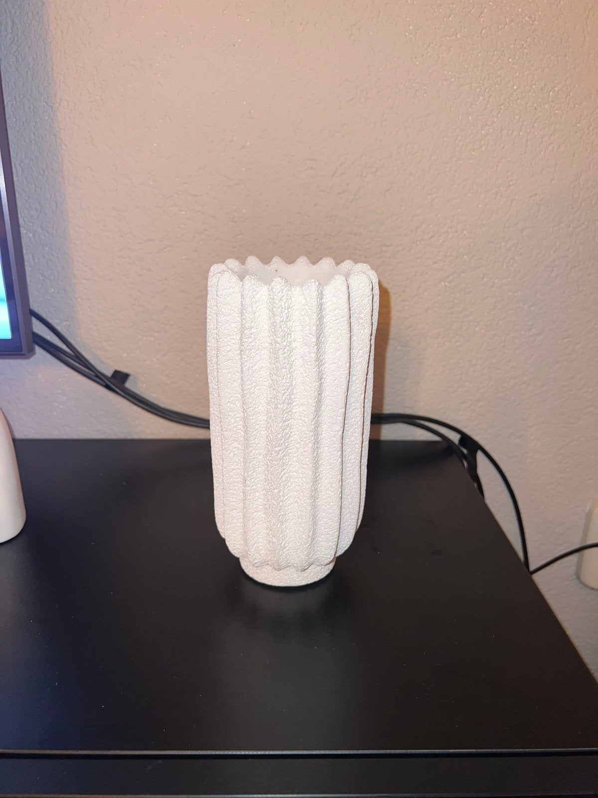 Witte vaas met geribbelde textuur, Overige materialen, Met patroon/structuur, Wit, Ophalen of Verzenden