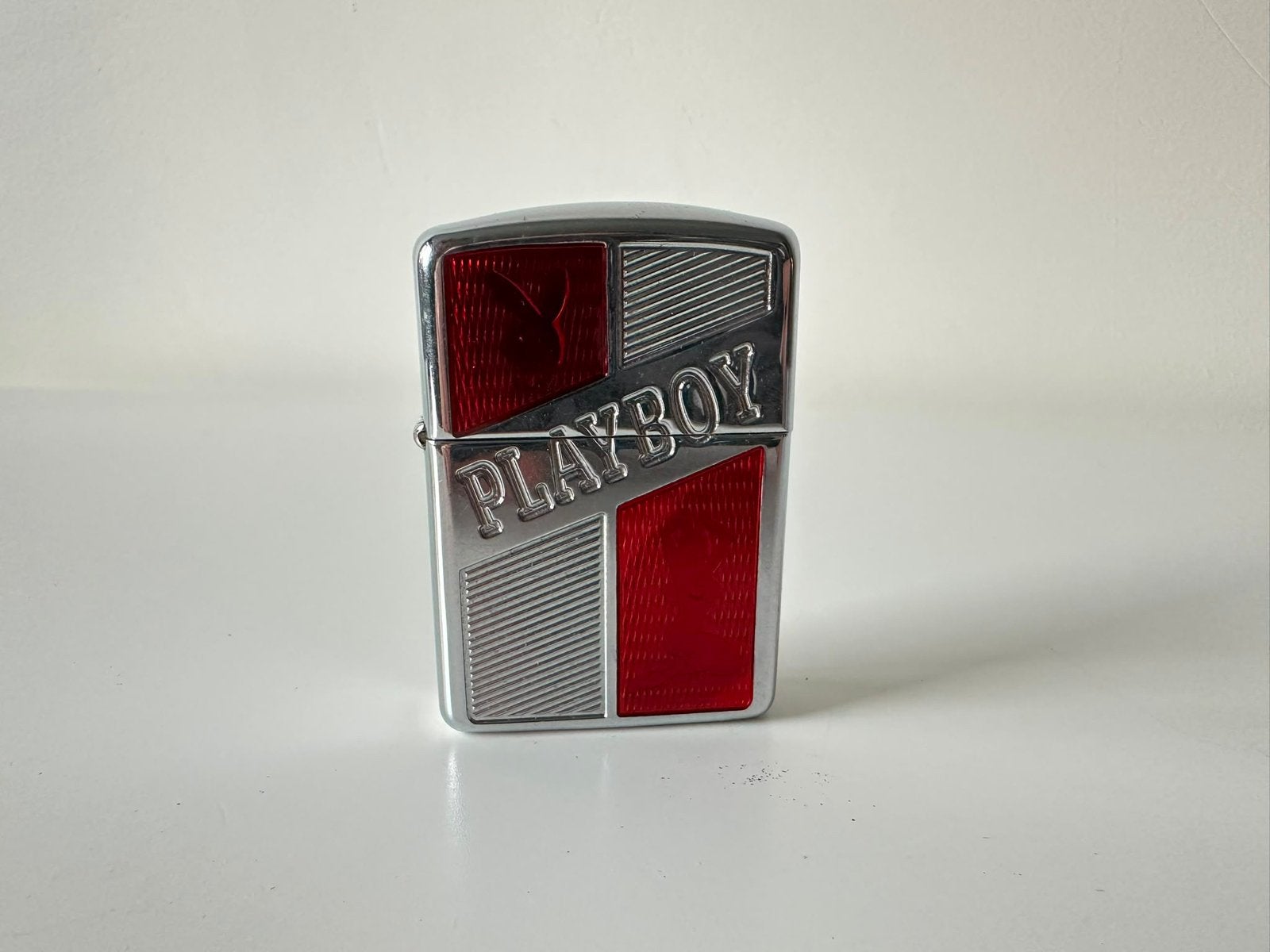 Zippo Playboy Ruby Red Limited Edition – 088/250, Verzamelen, Ophalen of Verzenden, Gebruikt, Aansteker