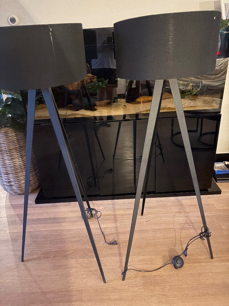 2 staande lampen met 3-hoek poot zwart, Huis en Inrichting, Ophalen, 100 tot 150 cm, E27 (groot), Metaal