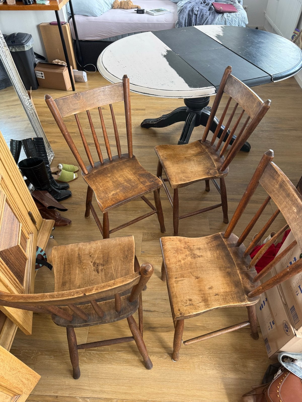 4 houten stoelen, Ophalen