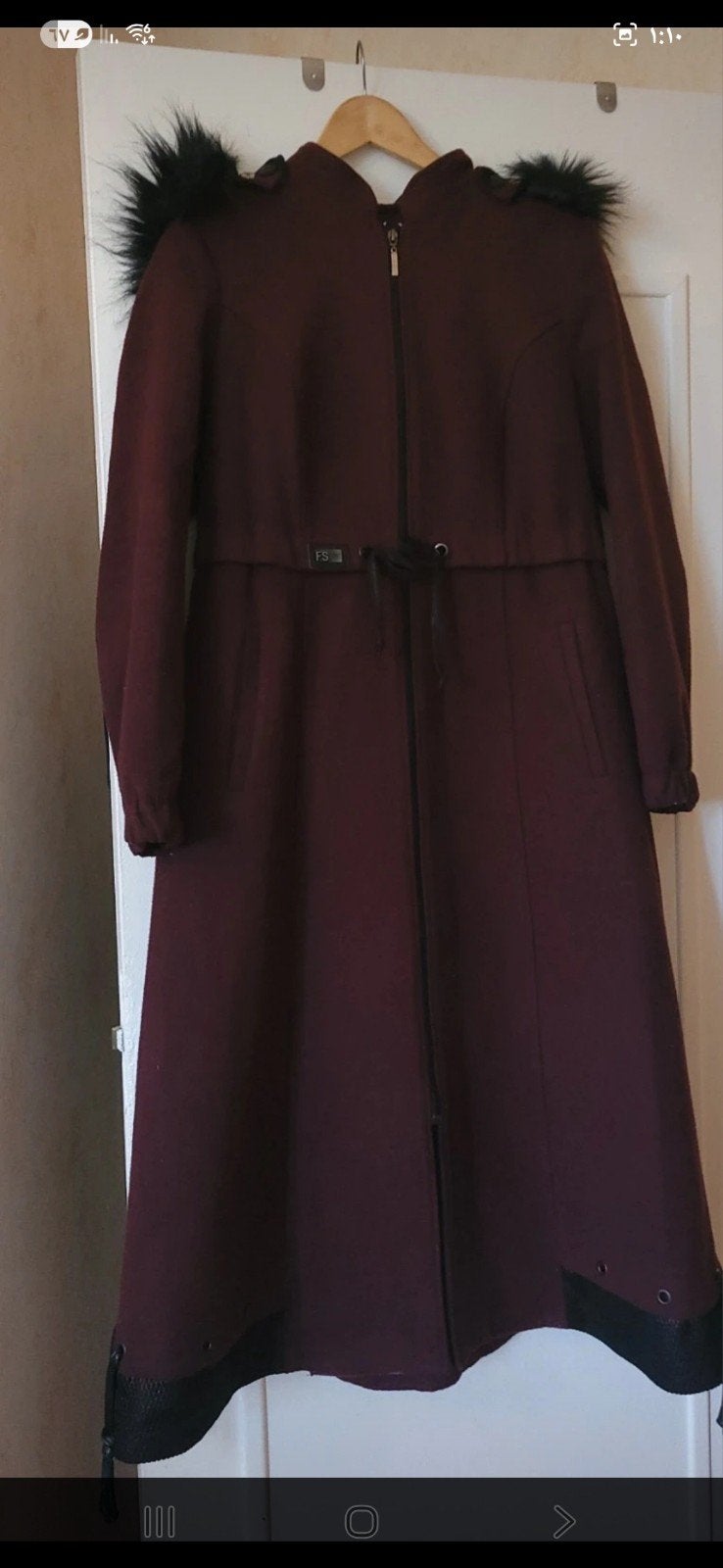 Lange bordeauxrode jas met capuchon en bontkraag, Ophalen, Maat 42/44 (L), Rood, Onbekend
