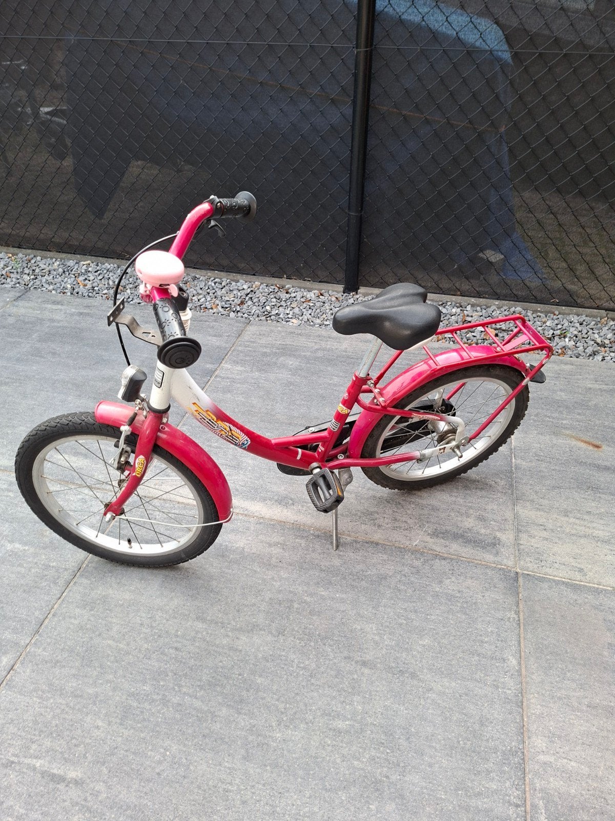 Roze kinderfiets 18 inch met bagagedrager en bel, Fietsen en Brommers, Ophalen, Terugtraprem, Gebruikt, 16 tot 20 inch