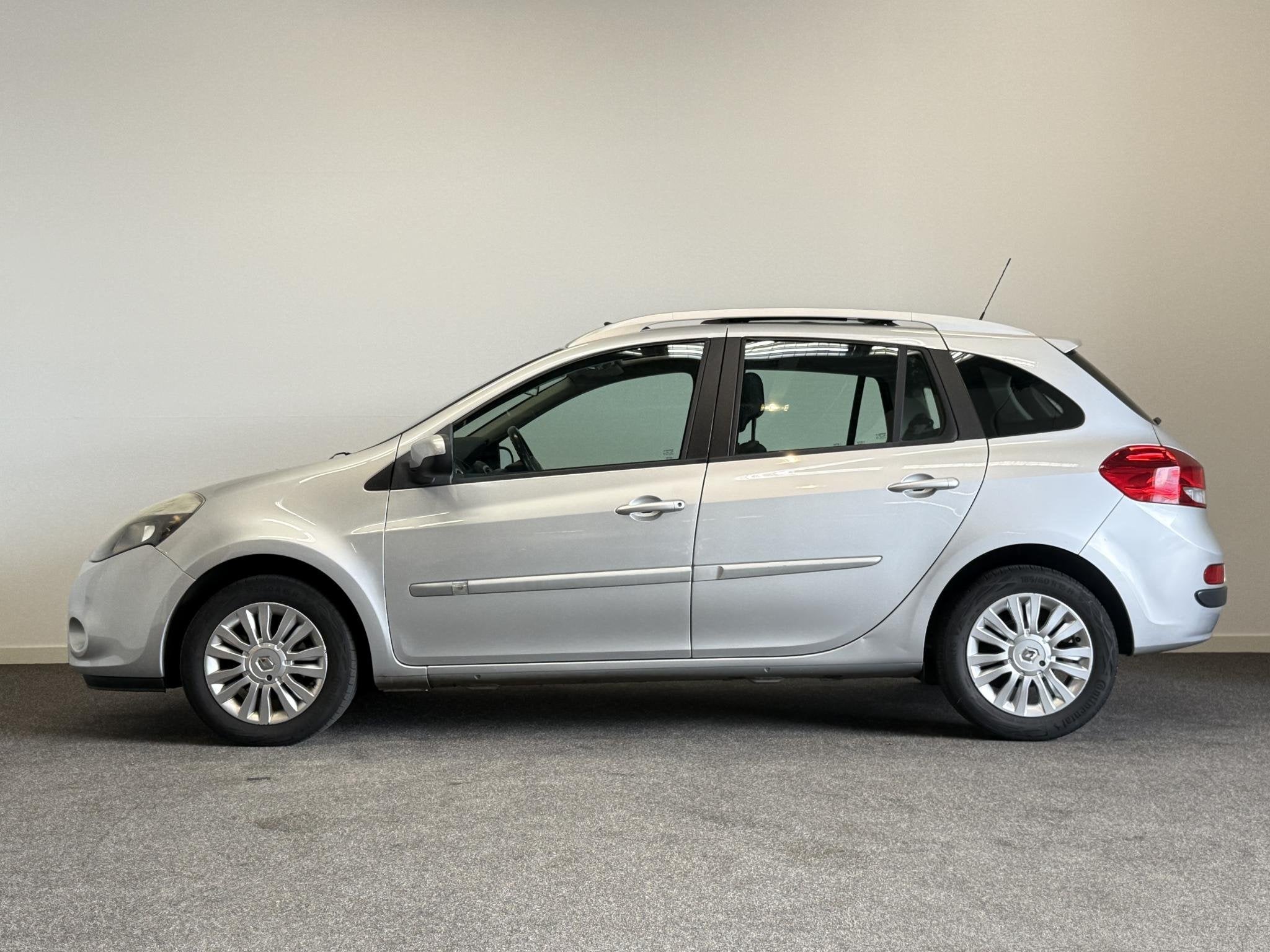Renault Clio Estate 1.2 TCE Collection Schuif-kanteldak!, Auto's, Renault, Voorwielaandrijving, Euro 5, Gebruikt, 4 cilinders