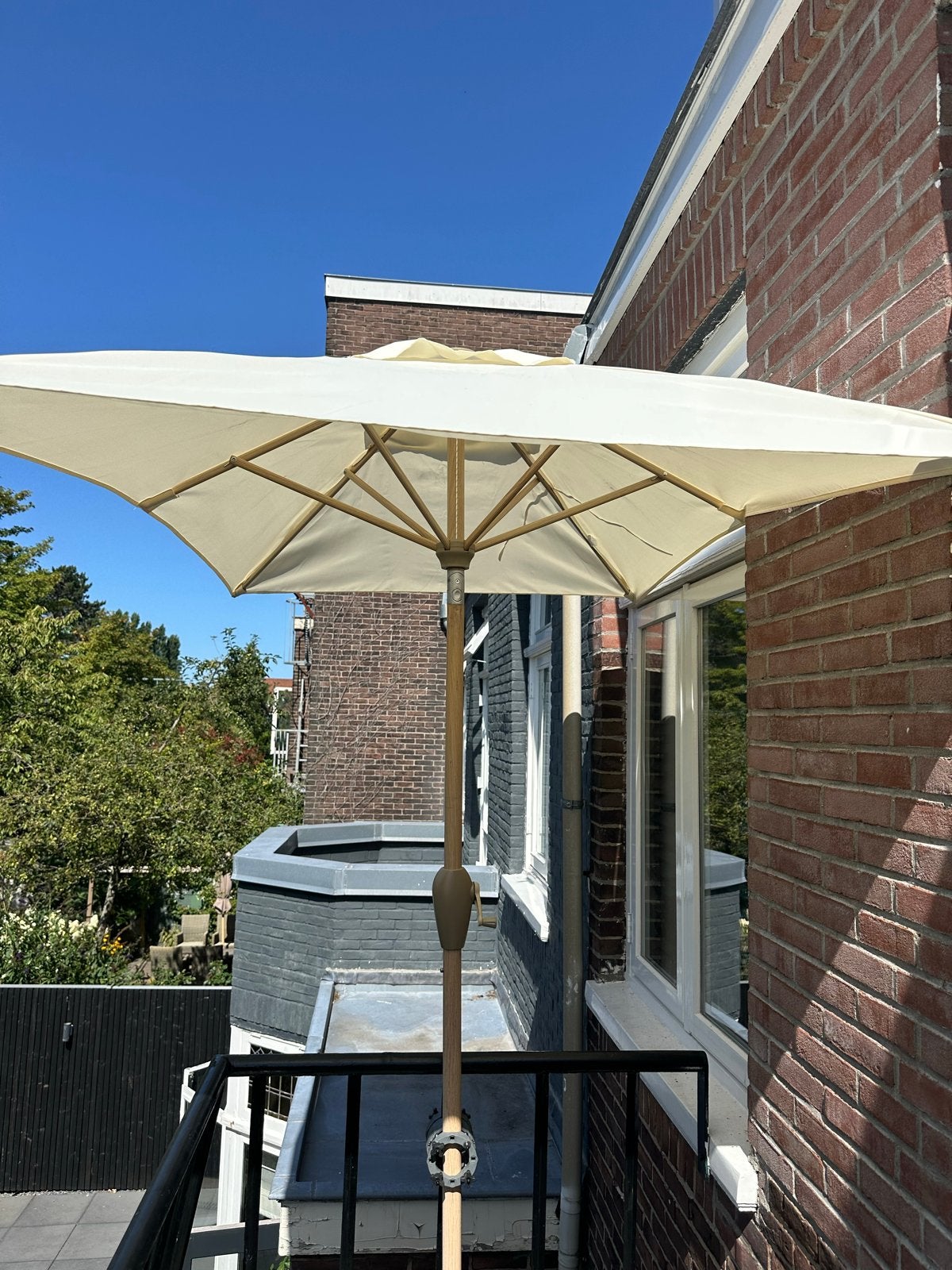 Rechthoekig parasol 210 x 140 incl beugel balkon en hoes, Tuin en Terras, Muurparasol, Gebruikt, Kantelbaar, 2 tot 3 meter