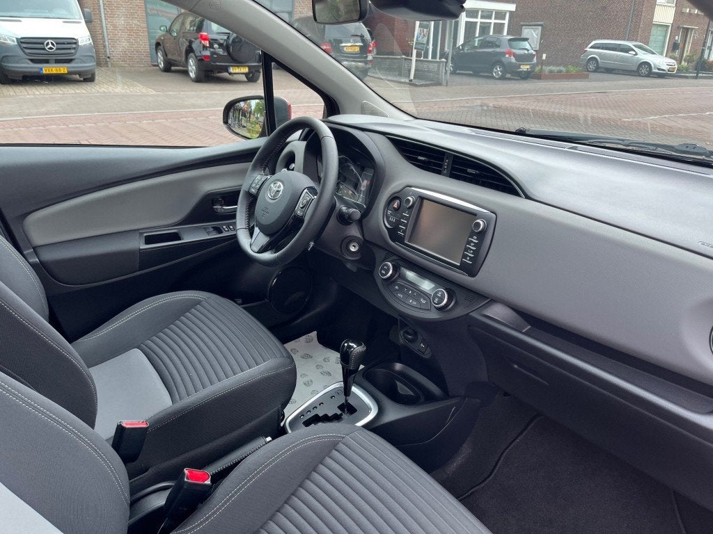 Toyota YARIS 1.5 HYBRID AUTOMAAT / NAVI / CAMERA / TREKHAAK, Auto's, 1497 cc, Gebruikt, Parkeersensor, 4 cilinders