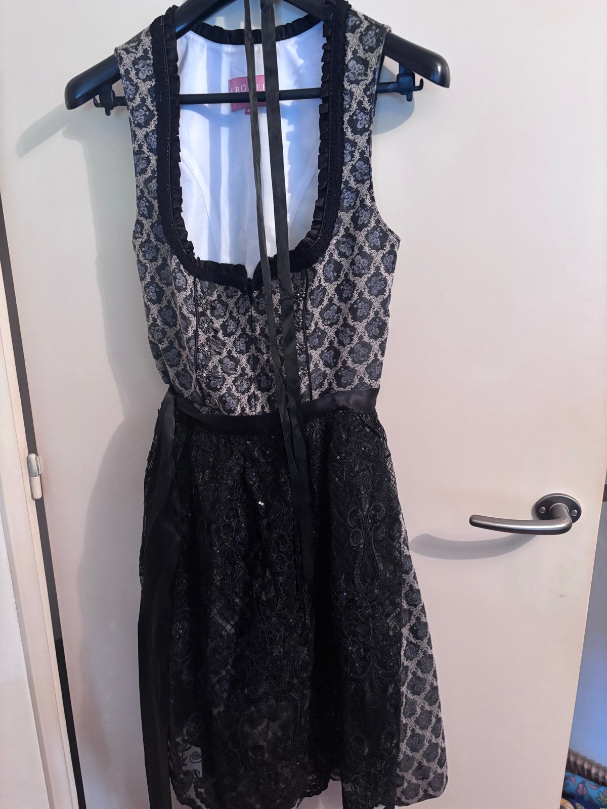 Dirndl van Kruger, maat 40 - Elegante traditionele jurk, Zwart, Zo goed als nieuw, Knielengte, Ophalen