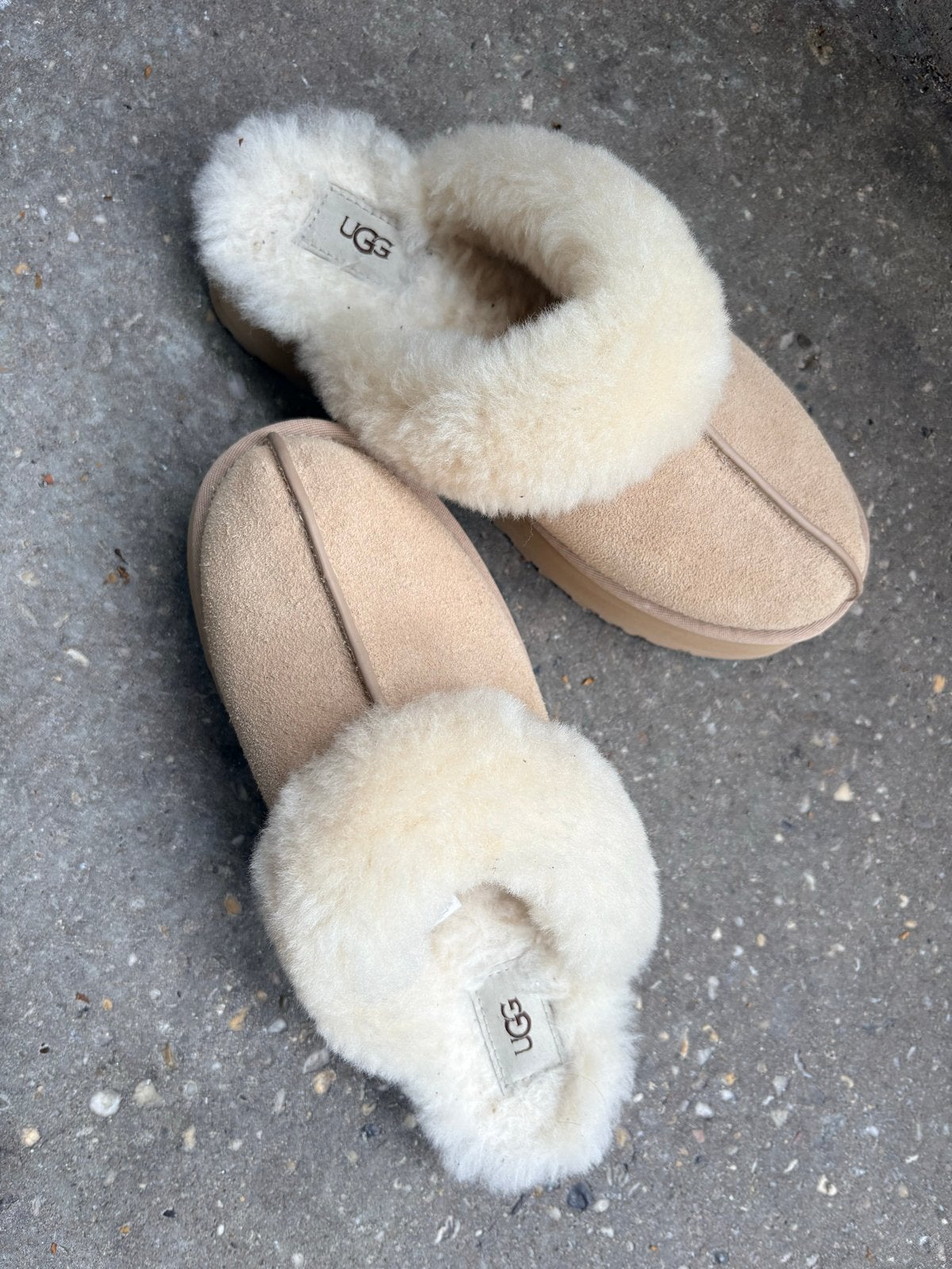 Originele UGG pantoffels - Zo goed als nieuw, Beige, Ophalen of Verzenden, Zo goed als nieuw, Pantoffels of Sloffen