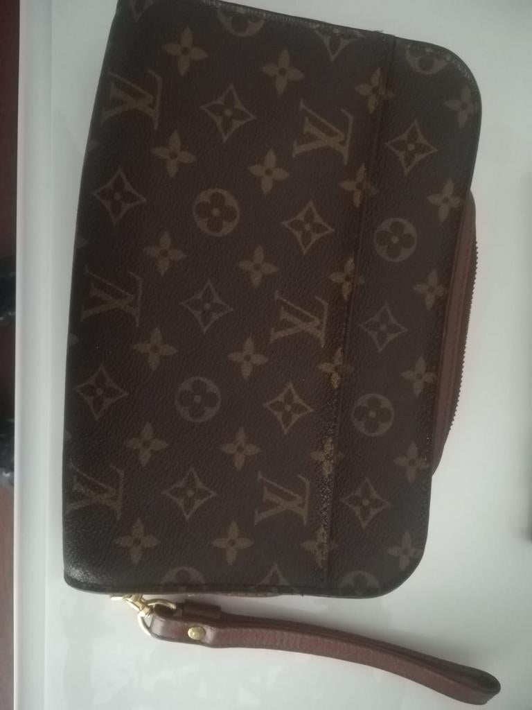 Louis Vuitton Monogram Heren Clutch, Sieraden, Tassen en Uiterlijk, Tassen | Schoudertassen, Overige merken, Gebruikt, Bruin, Ophalen of Verzenden