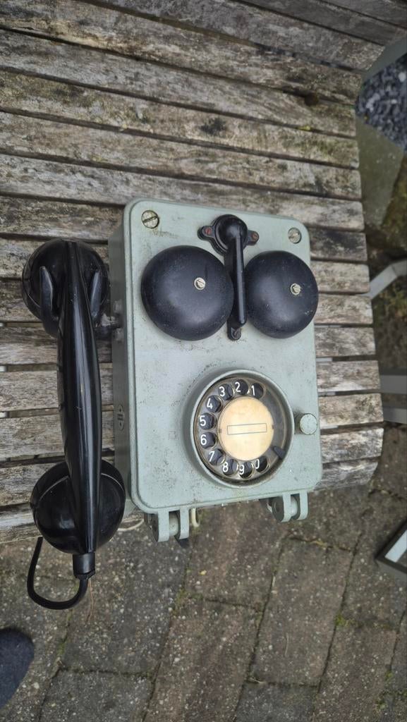 Oude bakelieten telefoon met metalen behuizing - Bunkerstyle, Ophalen of Verzenden