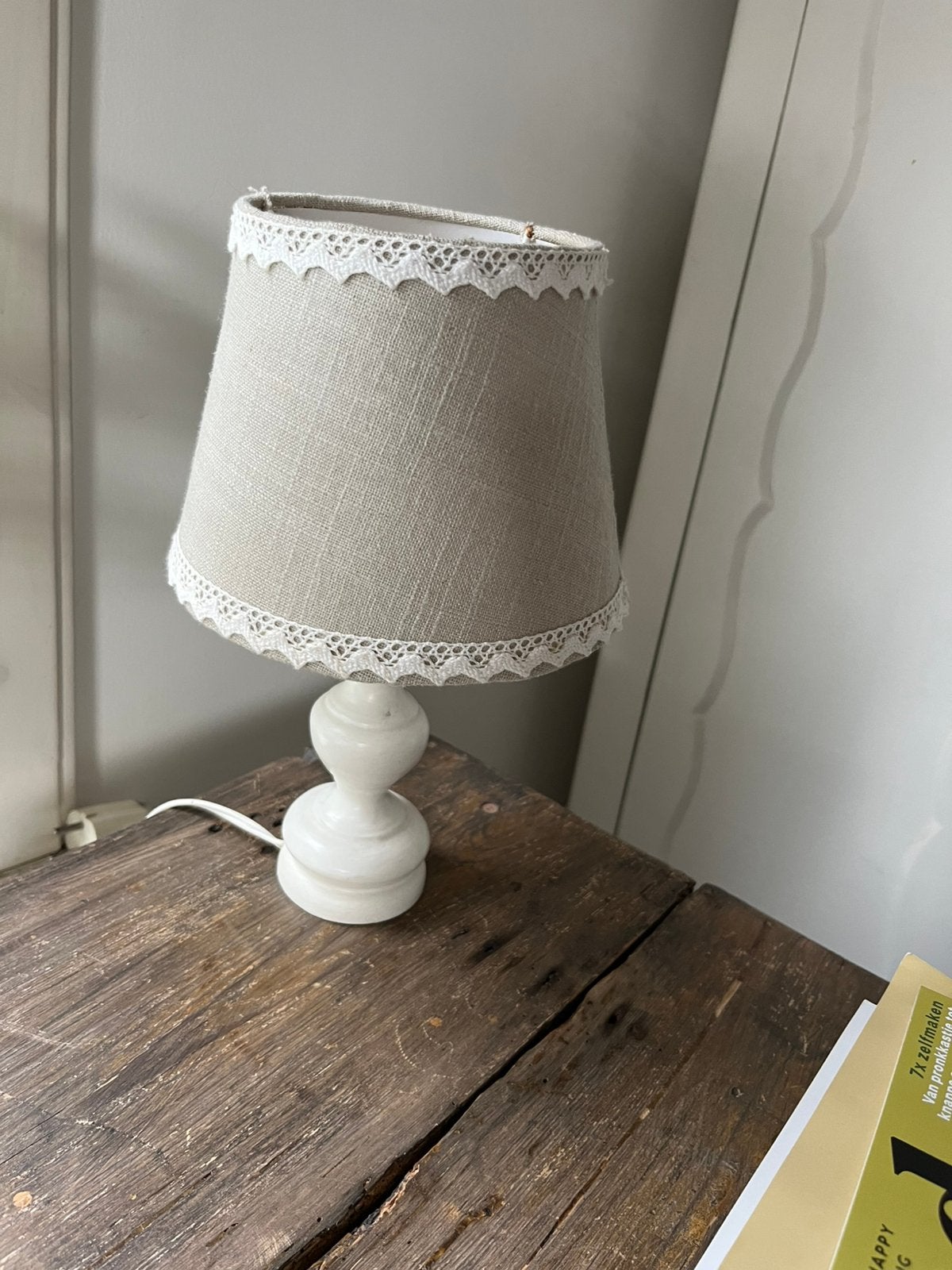 Brocante Lamp met beige kap randje kant, Ophalen