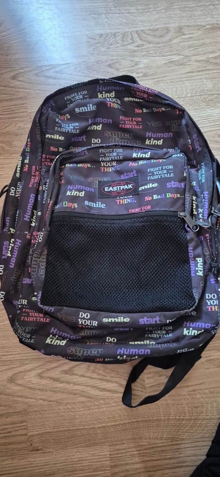 Eastpak Rugzak met Kleurrijke Teksten - Zo goed als nieuw, Sieraden, Tassen en Uiterlijk, 30 tot 40 cm, Rugtas, Zwart, 40 tot 50 cm