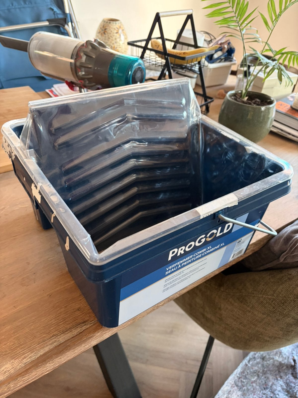 Gratis: geote verf emmer incl paar plastic bakken, Ophalen, Wit