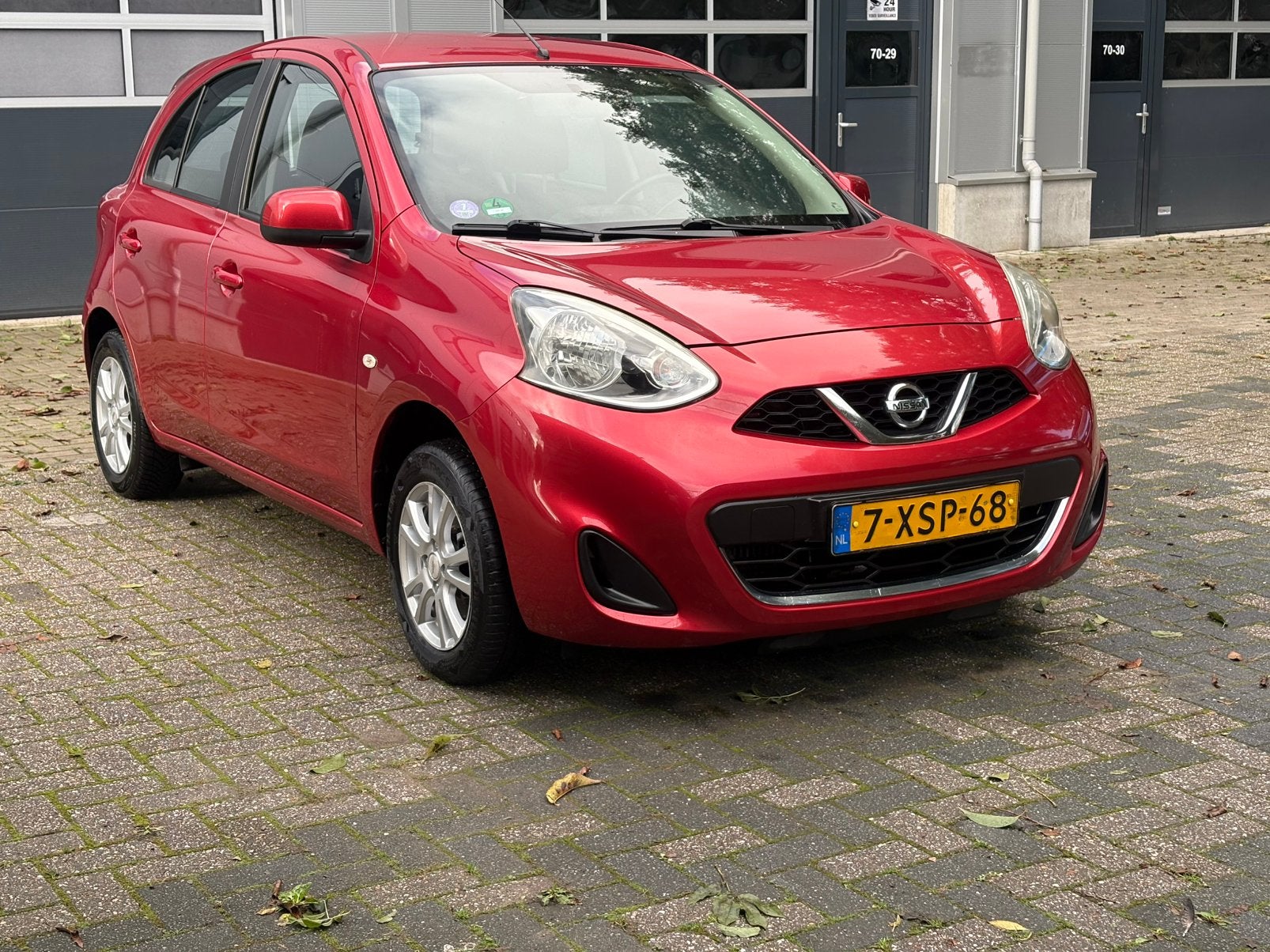 Nissan Micra 1.2 72KW 5DR 2014 Rood, Voorwielaandrijving, Dealer onderhouden, 40 €/maand, Zwart