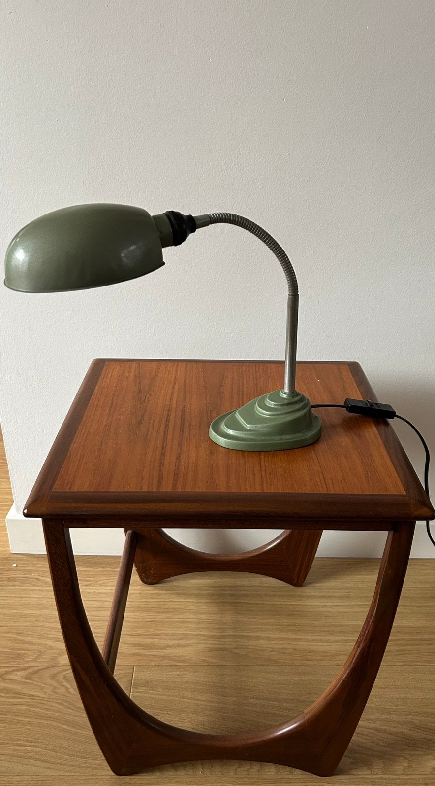 Bauhaus Groene Bureaulamp met Flexibele Zwanenhals Jaren 50, Bureaulamp, Ophalen of Verzenden, Zo goed als nieuw, Vintage