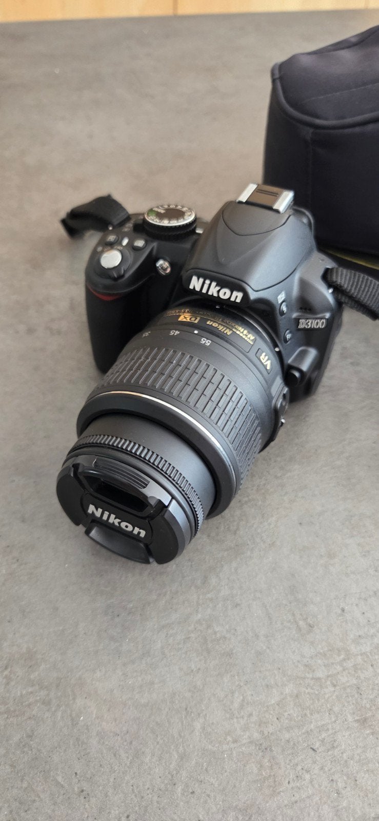 Nikon D3100 Spiegelreflexcamera+AF-S DX NIKKOR 18-55mm le, Gebruikt, Spiegelreflex, Ophalen of Verzenden, Lensdop