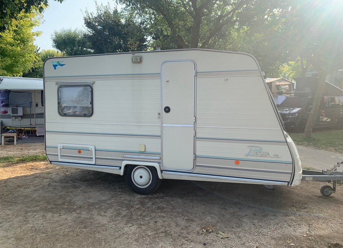 Te koop Caravelair Bamba caravan incl voortent en inventaris, Overige typen, Standaardzit, Particulier, 4 tot 5 meter