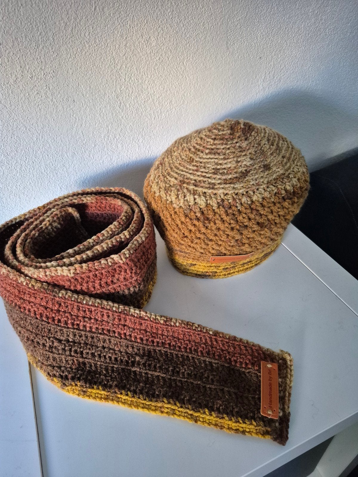 Zelfgehaakte muts en sjaal set "herfstkleuren ", Ophalen of Verzenden, Nieuw, Maat 42/44 (L), Muts