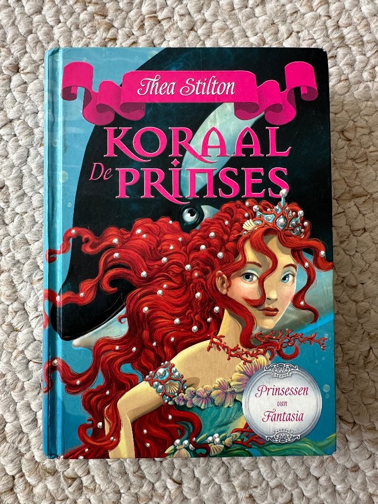 Hardcover boek Prinsessen van Fantasia #2 De Koraalprinses, Boeken, Ophalen of Verzenden, Gelezen, Thea Stilton, Fictie algemeen