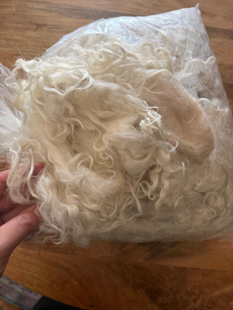 Prachtige onbewerkte mohair 1kg, Hobby en Vrije tijd, Verzenden, Zo goed als nieuw, Figuurtje(s)