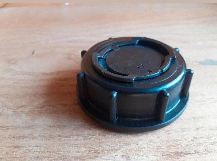 Nieuw zwarte schroefdop met tuit voor jerrycan 20 25 liter, Ophalen of Verzenden, Nieuw
